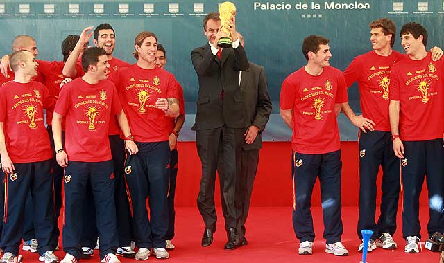 El presidente 'botando' con la Copa del Mundo, rodeado por los 'héroes' de la selección en La Moncloa. | Antonio Heredia