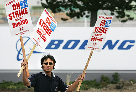 Un trabajador se manifiesta a las puertas de la factor&iacute;a de Boeing