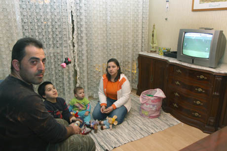 Familia portuguesa residente en Palencia, ambos en el paro y con un aviso de embargo de su piso, posan son sus hijos de 8 años 14 meses. | José Antonio Lion