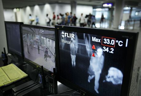 Monitores que miden la temperatura de los pasajeros en el aeropuerto de Hong Kong para prevenir la epidemia. | AFP