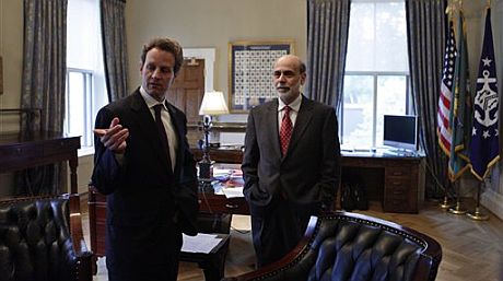 El secretario del Tesoro, Tim Geithner, y el presidente de la Fed, Ben Bernanke. | AP