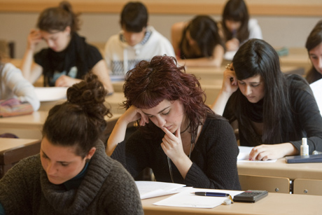 Estudiantes de bachillerato hacen un examen de matemáticas.| elmundo.es