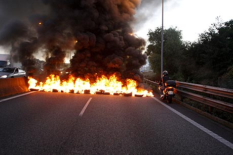 Los trabajadores del sector del metal en Pontevedra han cortado esta ma&ntilde;ana al tr&aacute;fico el acceso a Vigo de la AP-9, donde han quemado varios neum&aacute;ticos. | Salvador Sas (EFE)