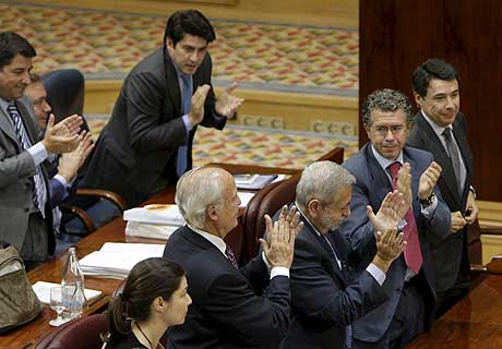 El grupo del PP en la Asamblea, tras a probar la nueva ley de cajas. | Efe