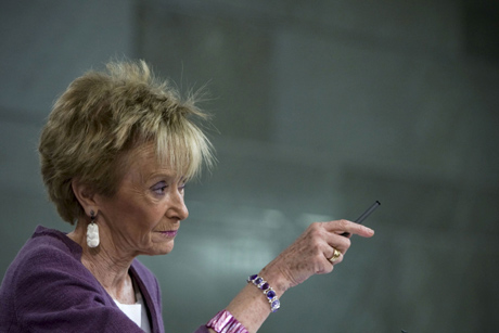 La vicepresidenta del Gobierno, Mar&iacute;a Teresa Fern&aacute;ndez de la Vega, en el Palacio de la Moncloa. | Efe