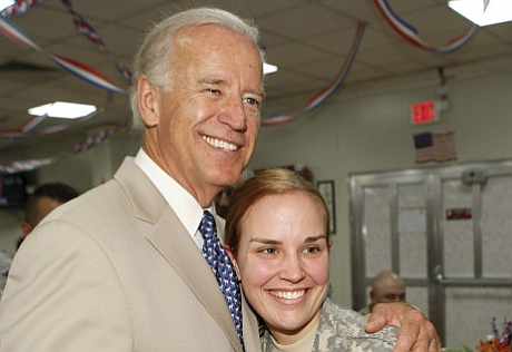 Biden posa con una soldado estadounidense en Irak.| Ap