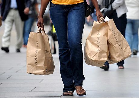 Una mujer transporta unas bolsas de la cadena de tiendas Primark. | Efe