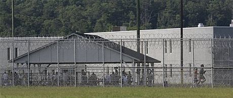 Vista desde el exterior de la cárcel de Butner. | AP