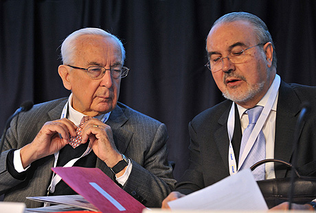 Solbes (dcha.) y el francés Jacques de Larosière, en las conferencias de Gotemburgo. | AFP