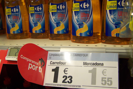 Un producto de droguería en un centro de Carrefour con una banderola que compara su precio con el de Mercadona. | elmundo.es