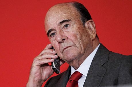 don Emilione al aparato recibiendo la buena noticia