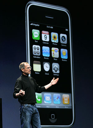 Steve Jobs, junto al iPhone. (Foto: AP)
