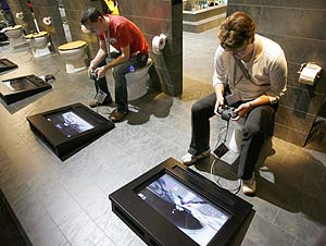 Visitantes en la última Games Convention 2007 de Leipzig juegan con PS3. (Foto: REUTERS) Visitantes en la última Games Convention 2007 de Leipzig juegan con PS3. (Foto: REUTERS)