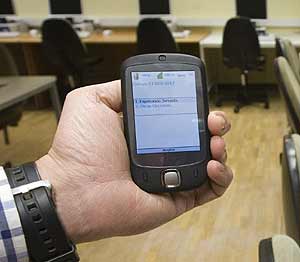 Centro de datos en la Delegación del Gobierno en el Pa�s Vasco, con una de als PDA utilizadas para la transmisión de los recuentos. (Foto: EFE)
