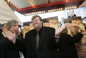 El director de cine en el estreno de su pel�cula 'Fahrenheit 9/11' en Washington. (Foto: elmundo.es)