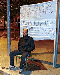 Un padrde protesta, en 2004, ante su antigua casa porque su mujer no le dejaba ver a su hijo. / FERNANDO RUSO.