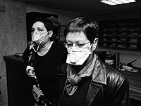 PRISIONERA TRAS UNA MASCARILLA. Carmen Mora (derecha) no puede salir sin una mascarilla de carbono. Su organismo reacciona de forma severa al contacto con qu�micos comunes (colonia, lacas, cremas...). (Foto: Jos� Antonio)