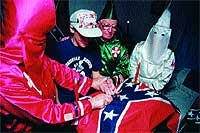 Sello. Otro requisito es derramar sangre sobre la bandera confederada