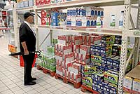 Un cliente mira los precios de la leche, uno de los alimentos b�sicos que m�s ha subido en las �ltimas semanas. / ALBERTO CU�LLAR
