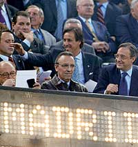 FOROFO. Masfurroll (arriba a la dcha.,) en el palco del Camp Nou en 2003. Debajo, Joan Gaspart y Jordi Pujol.