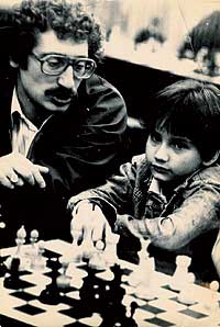 EL NI�O. Un jovenc�simo Josh Waitzkin juega al ajedrez en Washington Square (Nueva York) bajo la mirada de su maestro Bruce Pandolfini.