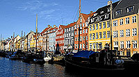 Las típicas casas de colores, armónicas y ordenadas, son un reflejo de la filosofía que invade Copenhague: tranquila y sencilla, serena, funcional y sin grandes sobresaltos. Las típicas casas de colores, armónicas y ordenadas, son un reflejo de la filosofía que invade Copenhague: tranquila y sencilla, serena, funcional y sin grandes sobresaltos.