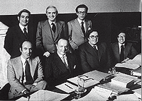 Los padres de la Constituci�n. De izqda. a dcha., de pie: Gabriel Cisneros, Jos� Pedro P�rez Llorca y Miguel Herrero de Mi��n. Sentados: Miguel Roca, Manuel Fraga, Gregorio Peces Barba y Jordi Sol� Tura.
