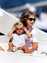 Amor en familia. Junto a su nieta, la infanta Leonor, en un paseo en la bahía de Palma el pasado verano.