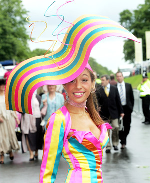 Una joven posando con un extravagante sombrero acude a las carreras de caballos de Ascot, en York. FOTO: AP.