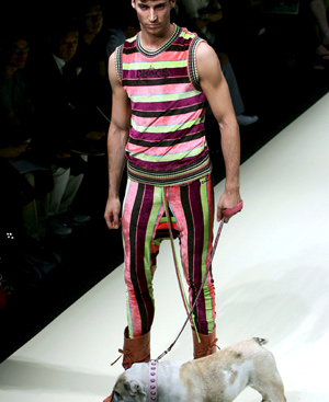 Un modelo luce una de las creaciones de la colección masculina primavera-verano 2009, de la diseñadora Vivienne Westwood. FOTO: EFE.