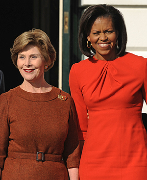 Laura Bush y Michelle Obama, en la puerta de la Casa Blanca. FOTO: AFP