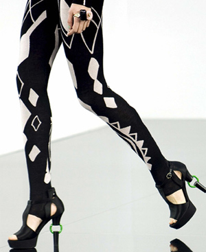 Una modelo luce unos zapatos de la firma Chanel durante la Semana de la Moda de París. FOTO: EFE.