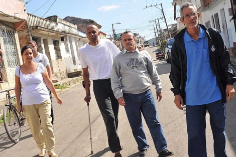 Fariñas (2i) junto a otros disidentes este viernes antes de ser detenido. | Efe