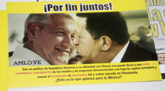 Los carteles con López Obrador y Chávez que aparecieron en Puebla.| Efe
