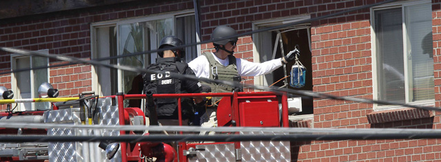Expertos durante los trabajos en la casa del sospechoso. | Reuters Expertos durante los trabajos en la casa del sospechoso. | Reuters