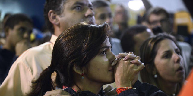 Seguidores de Henrique Capriles, desolados por los ajustados resultados de las elecciones. | Afp Seguidores de Henrique Capriles, desolados por los ajustados resultados de las elecciones. | Afp