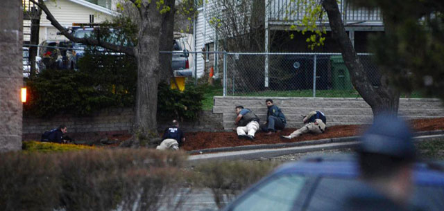 Agentes de la policía cercan la casa donde se escondía el segundo sospechoso. | Afp
