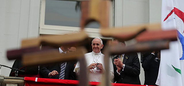 El Papa Francisco bendice las banderas olímpica y paralímpica en Río de Janeiro. | Efe