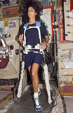 Sunita Williams, entrenando en la cinta de la ISS: (Foto: NASA)