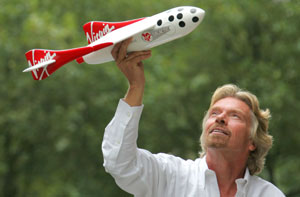 Richard Branson, con un modelo de su avi&oacute;n espacial. (Foto: REUTERS)