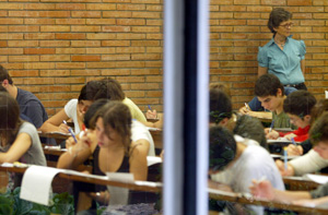 Alumnos de la Universidad Politécnica de Barcelona en un examen. (Foto: Domènec Umbert)