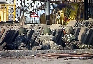 Miembros de la policía cercan uno de los hoteles tomados por los terroristas. (Foto: REUTERS)