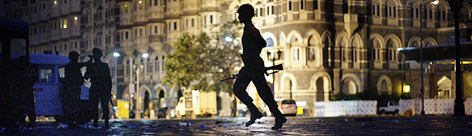 Un soldado indio corre junto al hotel Taj Mahal, atacado el miércoles. (Foto: AP)