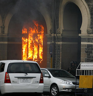 Llamas en una ventana del hotel Taj Mahal, en la capital financiera de la India. (Foto: REUTERS)