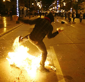 Un manifestante se enfrenta a la policía. (Foto: AFP)