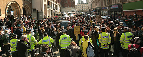 Agentes de policía y manifestantes, frente a frente en Londres. | AFP