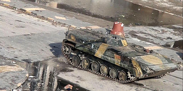Un fotograma de un vídeo muestra un tanque en la ciudad siria de Homs. | AFP