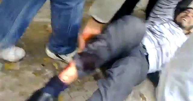 Un manifestante herido, en un vídeo amateur difundido este sábado. | Shaam News Network/AP