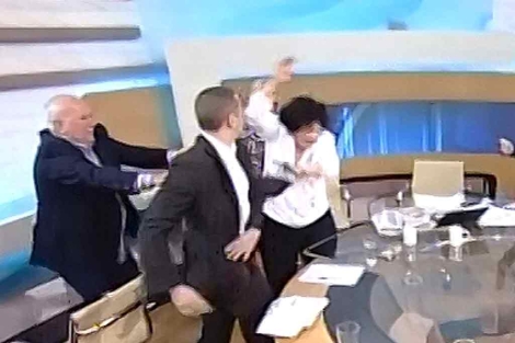 El ultra Kassidiaris (2º izq), abofetea a la diputada Liana Kanelli, en un debate televisado. | Efe