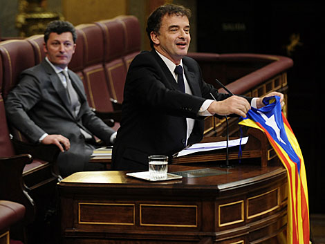 Alfred Bosch (ERC), con una bandera independentista. | Bernardo Díaz